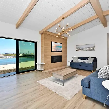 Immaculate Home With 180 Degree Views Of The Beach & Ocean